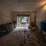 ...dove si erge un vecchio garage con tetto in tegole e pavimento formato da originali chianche in pietra